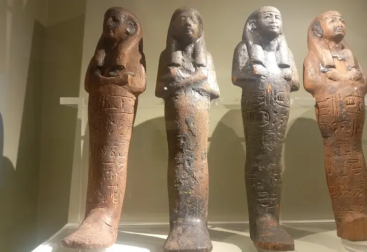 Statuette dell’antico Egitto in un museo