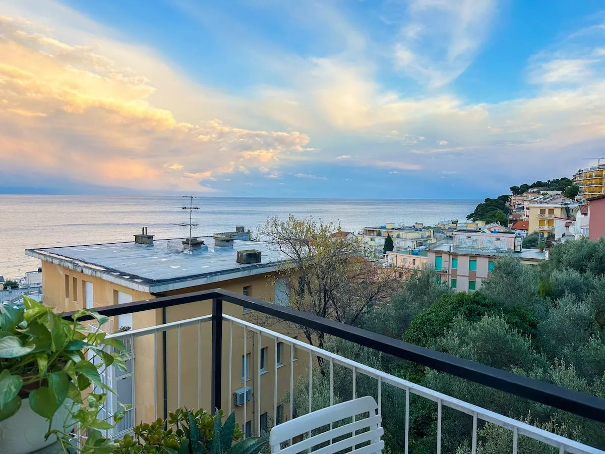 Il mare di Laigueglia visto da un balcone