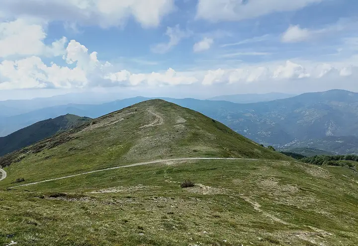 Un crinale dell’Appennino in estate