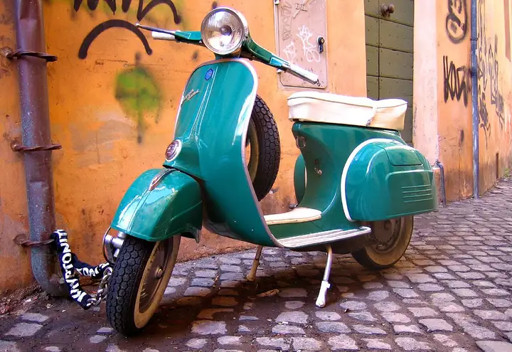Roma in Vespa, dal sidecar